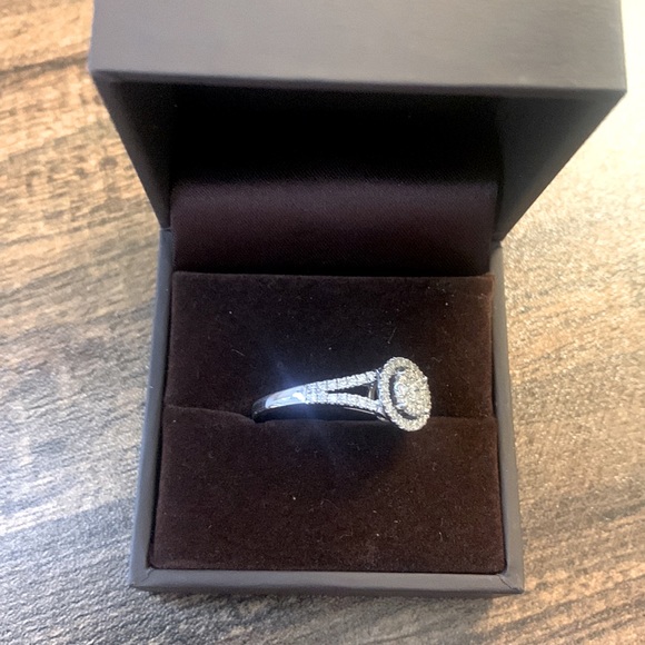 Halo Diamond Ring - 14k Gold - 57 Diamonds - Picture 4 of 5